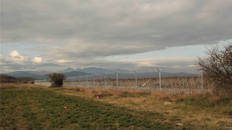 Der frisch gebaute Zaun mit Rollen von Stacheldraht markiert die Grenze zwischen Griechenland und Mazedonien.