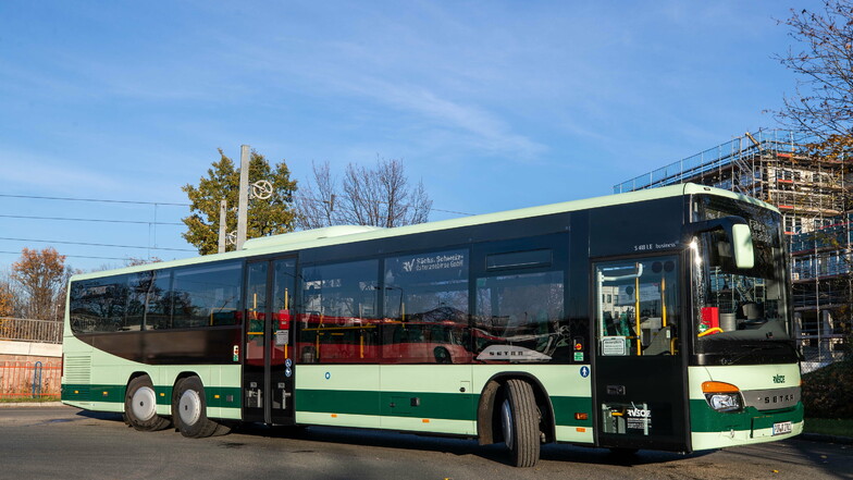 Die RVSOE hat vier neue Busse im Einsatz. Eine Besonderheit ist die größere Tür im Einstieg vorn.