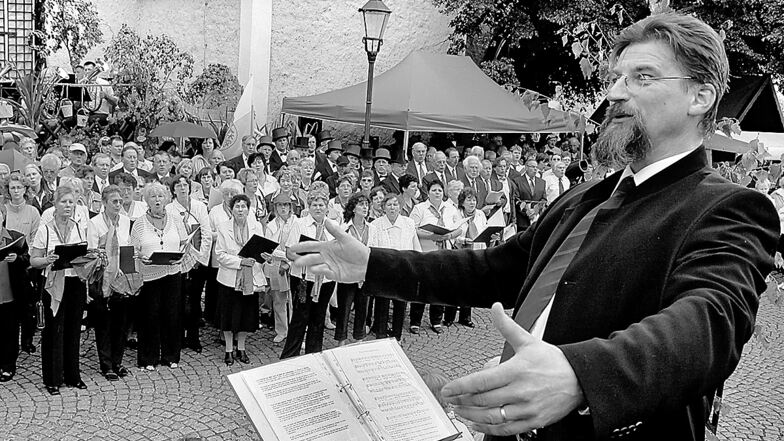 So werden viele Ulf Großmann in Erinnerung behalten: Als Chorleiter, wie hier beim Schlesischen Tippelmarkt auf dem Obermarkt.