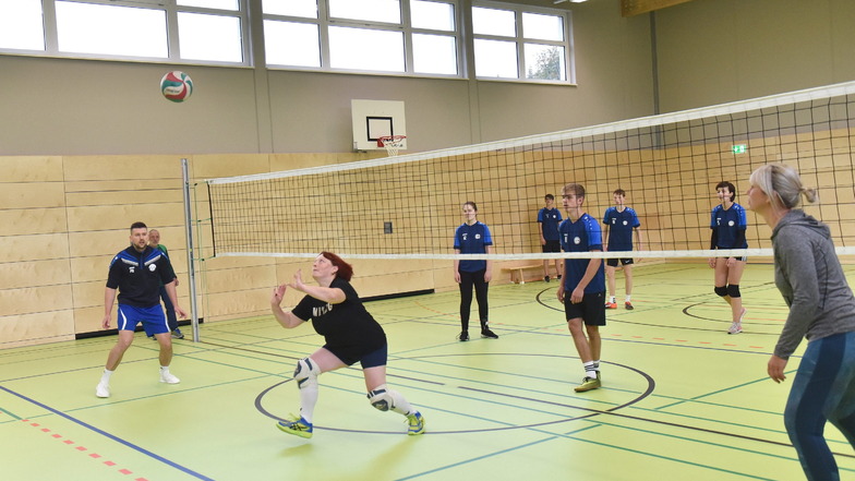 Philipp Querner, OB Kerstin Körner und Jana Gerisch vom Rathausteam besiegten die Zehntklässler der Oberschule Schmiedeberg knapp im Volleyballduell zur Eröffnung der neuen Turnhalle.