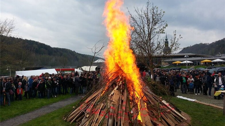 Tausende Gäste waren bei der Entfachung des Osterfeuers dabei.