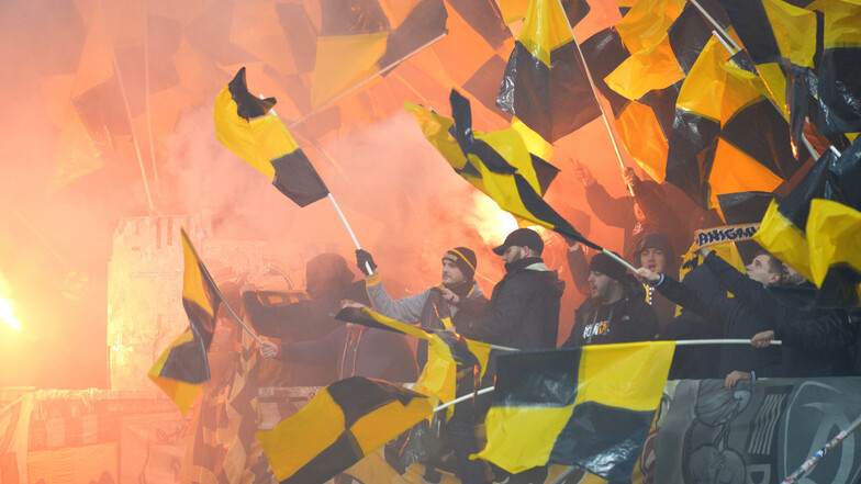 Fans von Dynamo Dresden brennen beim Spiel gegen den 1. FC Nürnberg am 20. Dezember 2019 im Stadion Pyrotechnik ab.