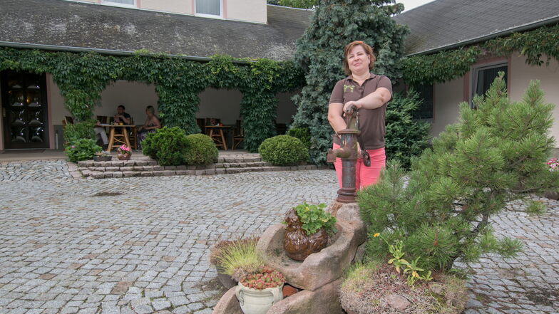 Heike Möbius steht auf dem schön hergerichteten Innenhof der Pension „Richzenhainer Hof“. Seit 1994 können Gäste bei der Wirtin und ihrem Mann Jens am Rande Waldheims übernachten. Nach dem Mauerfall haben beide den Hof nach und nach aufgebaut.