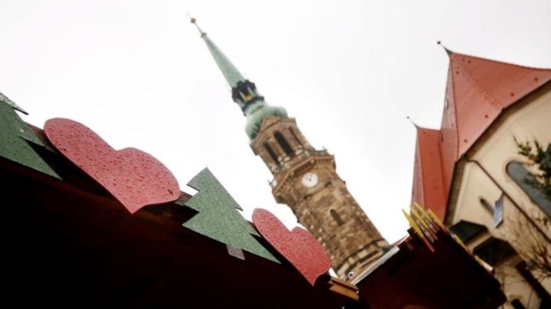 Blick auf den Kirchturm von Radeberg. Unten stehen die Buden für den Weihnachtsmarkt.