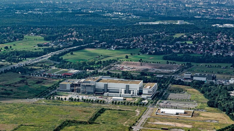 Das weiße Festzelt für den Spatenstich (rechts) wird dem Bürogebäude der Chipfabrik ESMC weichen. Von dort wird eine Brücke über die Straße zur Fabrik führen. Hinten das Bosch-Werk, Blick von Norden.