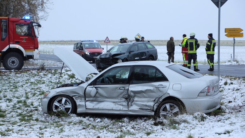 Der Fahrer und die Beifahrerin des Nexus wurden schwer verletzt und ins Krankenhaus eingeliefert.