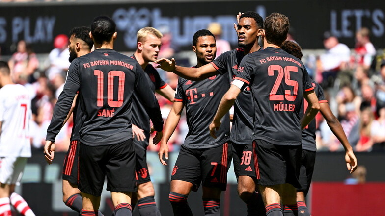 Bayerns Spieler jubeln über den Treffer zum 1:0. Noch mehr dürften sie sich über den  Meistertitel freuen.