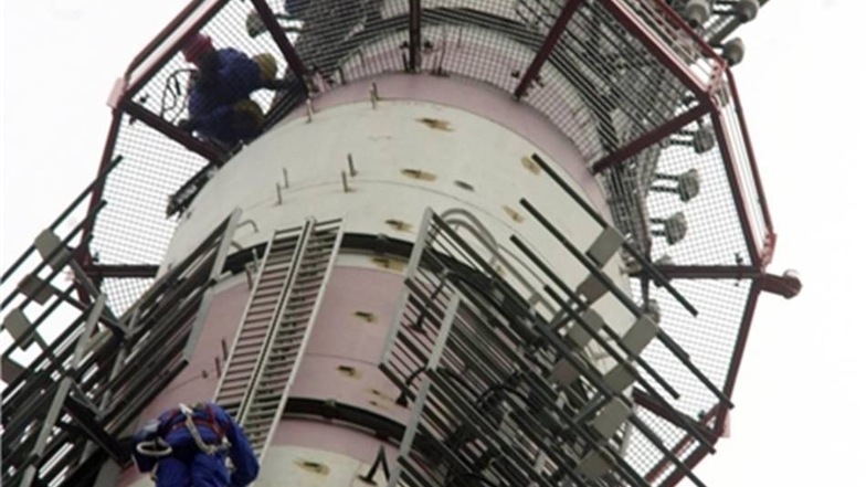 Telekom-Monteure 2002 bei Wartungsarbeiten an der Antenne des Fernsehturms.