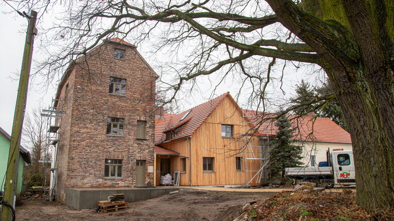 Von außen zeigt sich die Wassermühle in Förstgen mit neuen Fenstern, neuem Dach und einem mit Holz verkleideten Wohnhaus. Das wird gegenwärtig zu einer Touristenherberge umgebaut.