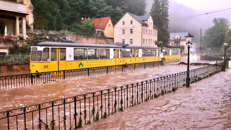 Alles überflutet: So sah es Abend des 17. Juli in Bad Schandau aus. Eine Woche danach kann die Kirnitzschtalbahn wieder fahren.