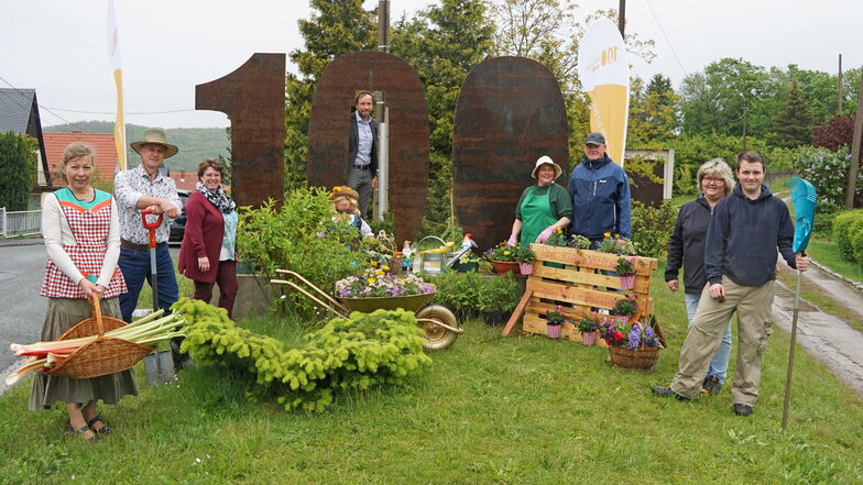 Die Gärtner aus Schweinsdorf begrüßen gemeinsam mit Freitals Sozialbürgermeister Peter Pfitzenreiter (Mi.) die Stele.