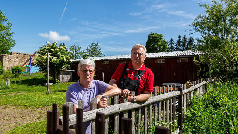 Bettina und Frank Scheinpflug ärgern sich über geplante Container für den Schulhort Pretzschendorf, die dort aufgestellt werden sollen, wo sich momentan ihre Schuppen und der Holzplatz befindet.