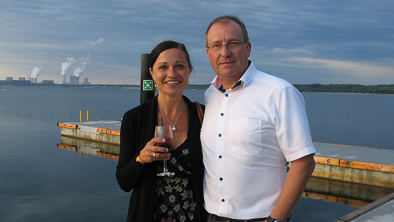 Susanne und Frank Schicke, Unternehmer einer Verpackungsmaschinenbaufirma aus Dresden, gehören zu den ersten Eigentümern eines schwimmenden Hauses in der Marina Klitten am Bärwalder See.