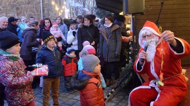 Der Weihnachtsmann freut sich über die von den Kindern gebastelten Weihnachtsgeschenke. Dafür gibt es eine Gabe auf dem Weihnachtsmarkt Kodersdorf.