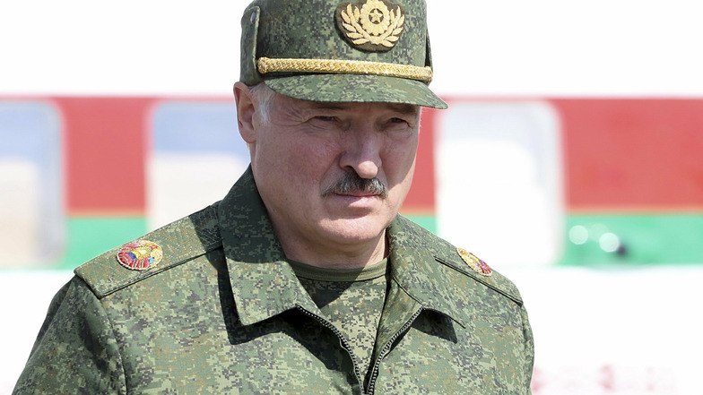 Alexander Lukaschenko, Präsident von Belarus, versetzte die Streitkräfte am Samstag der Staatsagentur Belta zufolge in volle Gefechtsbereitschaft. Das Verteidigungsministerium droht den Demonstranten unterdessen offen mit dem Einsatz der Armee.