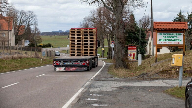 B172 in Krietzschwitz: Ab der Südstraße (hinten links) wird die Trasse in Richtung Königstein bis 18. Oktober abschnittsweise halbseitig gesperrt.