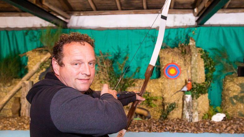 Tino Kittner hat in der Bootshalle von Neiße Tours einen 3D-Bogenparcours eingerichtet. Damit gibt es im Winter ein zusätzliches Freizeitangebot in Rothenburg.
