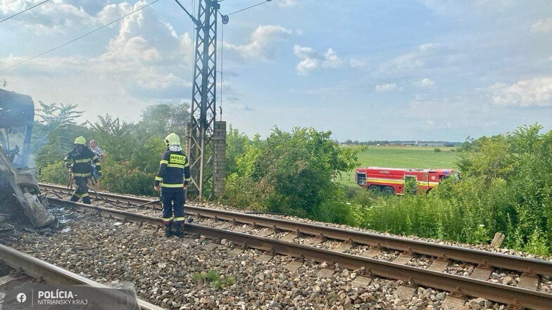 Nove Zamky: Feuerwehrleute sind nach einem Unfall zwischen einem Zug und einem Bus im Einsatz.