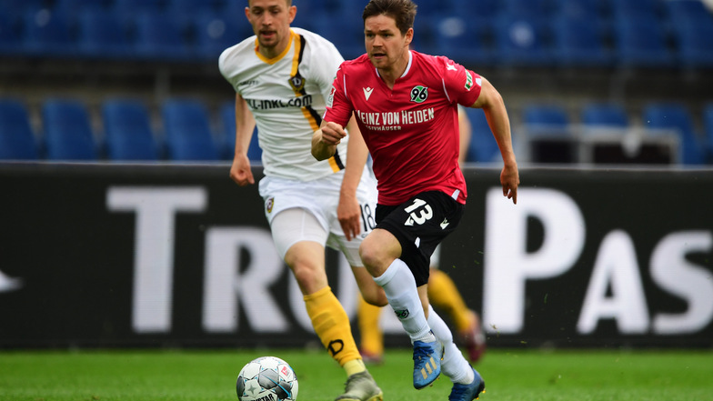 Speziell in der Anfangsphase ist Dynamo meist zweiter Sieger. Hier treibt Dominik Kaiser, der Ex-Kapitän von RB Leipzig, den Ball - und Jannik Müller läuft hinterher.