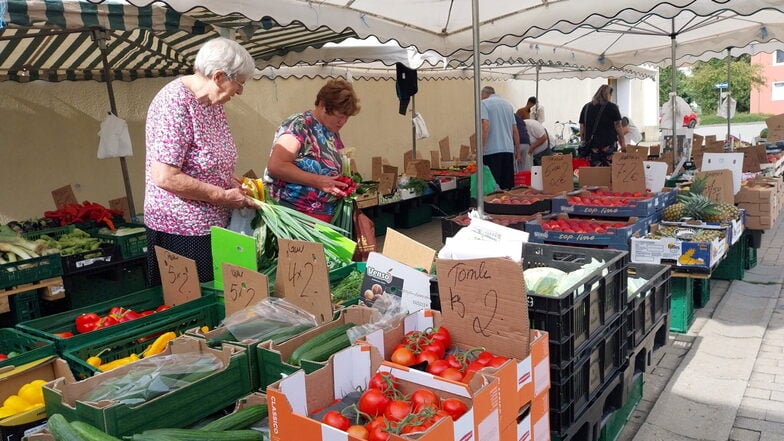 Einkauf am Obst- und Gemüsestand vor der geschlossenen Kaufhalle in der Radeberger Südvorstadt.