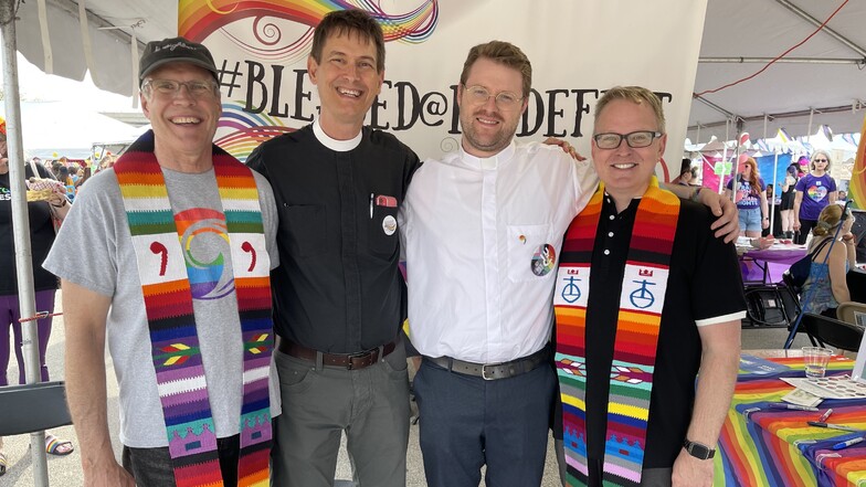Jakob Kröner (dritter von links) auf dem "Pridefest". Hier mit ihm zu sehen sind Tom Payden (ganz links), Kröners Mentor Eric Kirkegaard (2. von links) und James Langreder (rechts). Alle gehören der United Church of Christ an.