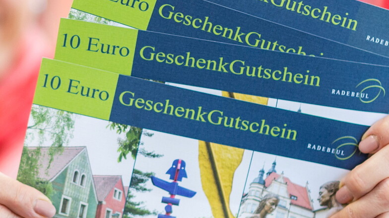 Seit 2017 gibt es den Radebeuler Geschenk-Gutschein für zehn Euro. Er kann in den derzeit rund 60 teilnehmenden Geschäften eingelöst werden.