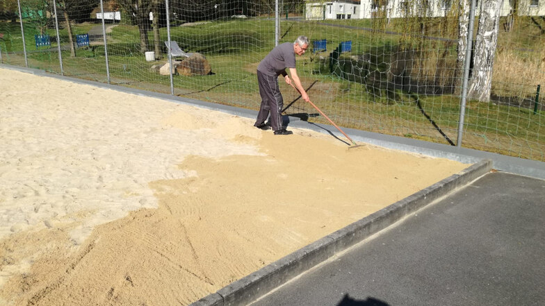 Drei Lkw-Ladungen Sand wurden kürzlich aufs Beachvolleyballfeld im Skaterpark aufgebracht. Alle Spielplätze und Freizeitanlagen der Stadt Kamenz wurden trotz Corona weiterhin gepflegt und aufgewertet.
