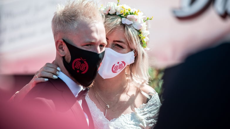 In manchen Städten müssen Brautpaare Mundschutz bei ihrer Trauung tragen. Spätestens beim Kuss dürfen sie ihn dann abnehmen.