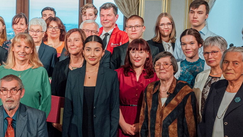 Gruppenfoto mit Ministerin Köpping (l.): Eva Kraushaar ist die vierte von links, Monika Michael die zweite von rechts.