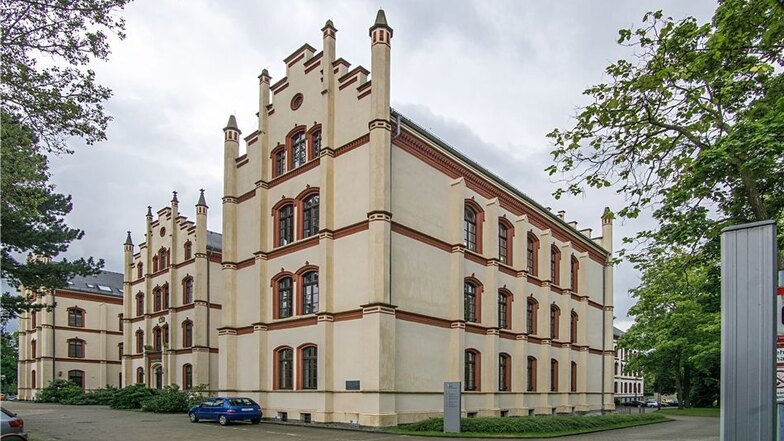 Im Seminargebäude in den Schilleranlagen befindet sich heute das Berufliche Schulzentrum für Wirtschaft und Technik.