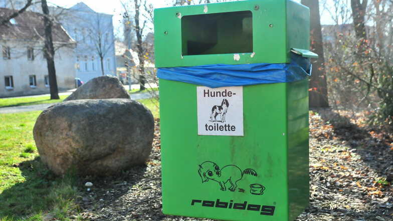 Leider nicht von jedem Besitzer eines Vierbeiners genutzt: Die Hundetoilette am Großenhainer Lessingplatz.