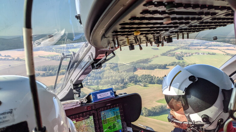 Blick aus der Kabine ins Cockpit von Pascal Roth, hier rechts im Bild. "Die meiste Zeit fliegt der Autopilot."