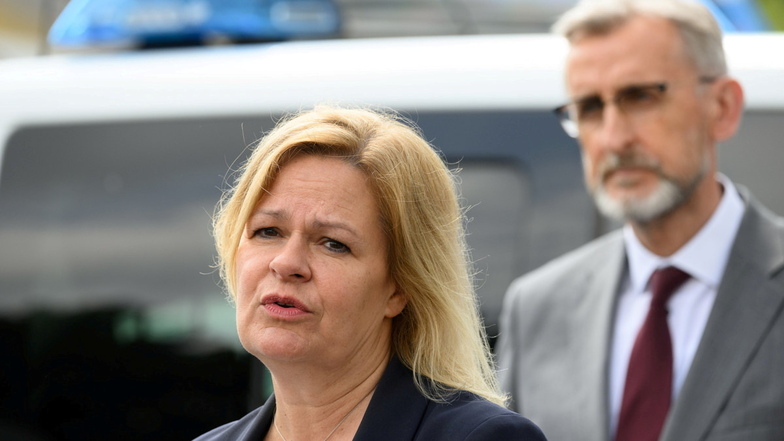 In der vergangenen Woche hatten sich Bundesinnenministerin Nancy Faeser (SPD) und Sachsens Innenminister Armin Schuster (CDU) ein Bild an der tschechisch-sächsischen Grenze gemacht.