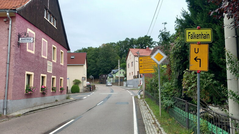 Wie früher: Die S190 Dippoldiswalde-Glashütte in Niederfrauendorf ist wieder Vorfahrtstraße.