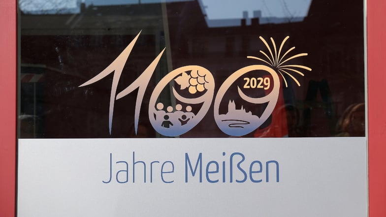 Für alle Aktivitäten auf dem Weg zum Meißner Jubiläum wurde ein Logo entwickelt, das auch das  Büro der Projektkoordinatorin ziert.