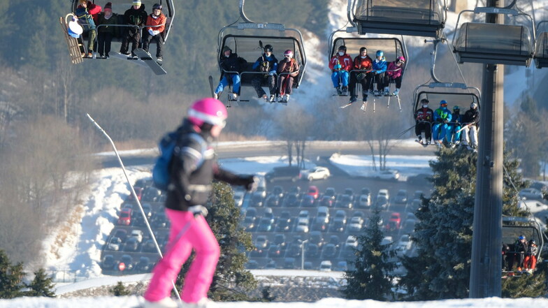 Wintersportler auf einem Lift auf dem Fichtelberg: Die Skigebiete in Sachsen öffneten am Samstag nach der coronabedingten Pause.