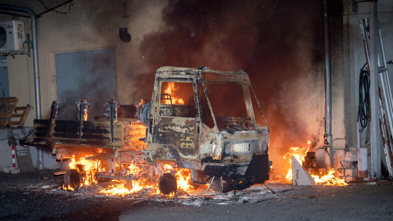 Als die Feuerwehr eintraf, stand der Multicar schon lichterloh in Flammen.