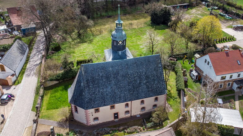 Die Konstruktion unter dem Dach der Kirche in Mockritz bei Großweitzschen ist kaputt. Nun versucht die Kirchgemeinde Fördermittel für die Sanierung zu bekommen.