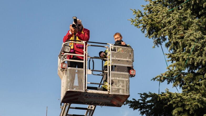 Der Fotograf des Folberner Carneval Vereins FCV hatte einen guten Aussichtsplatz auf dem Hubsteiger.
