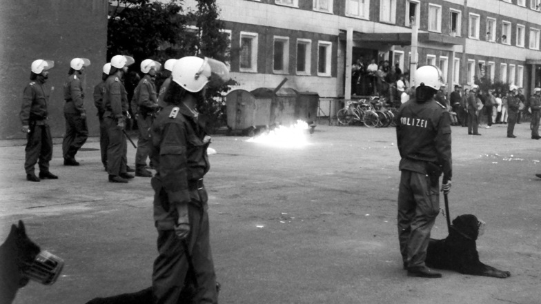 1991 flogen Steine und Brandsätze gegen ein Vertragsarbeiterwohnheim in Hoyerswerda. Viele Anwohner applaudierten. Die Polizei schritt spät und zögerlich ein. Der Freistaat Sachsen reagierte, indem er die Opfer zurück nach Mozambik verfrachtete.