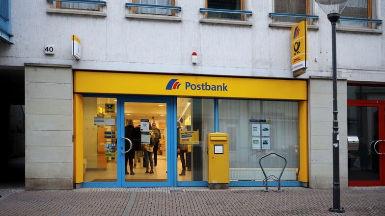 Hier nutzen etliche Kunden das Angebot der Postbank. Nach Angaben des Unternehmens ist die Filiale trotzdem unwirtschaftlich - und soll geschlossen werden.