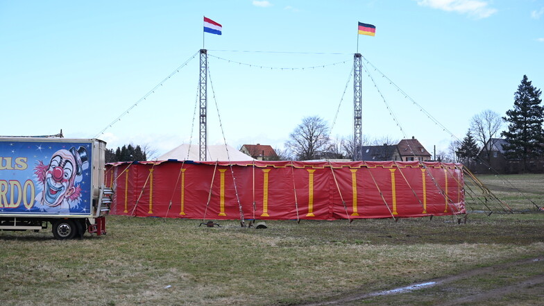 Das Zelt von Zirkus Bernardo in Hellerau wurde vorsorglich heruntergelassen. Die Kaltfront von Sturmtief "Ylenia" ist am Donnerstagmorgen über Dresden gezogen.