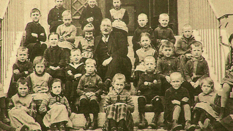 Eines der ältesten erhaltenen Bilder aus der 1928 eingeweihten Ludwigsdorfer Schule zeigt den Einschulungsjahrgang 1929 mit Lehrer Jenke.