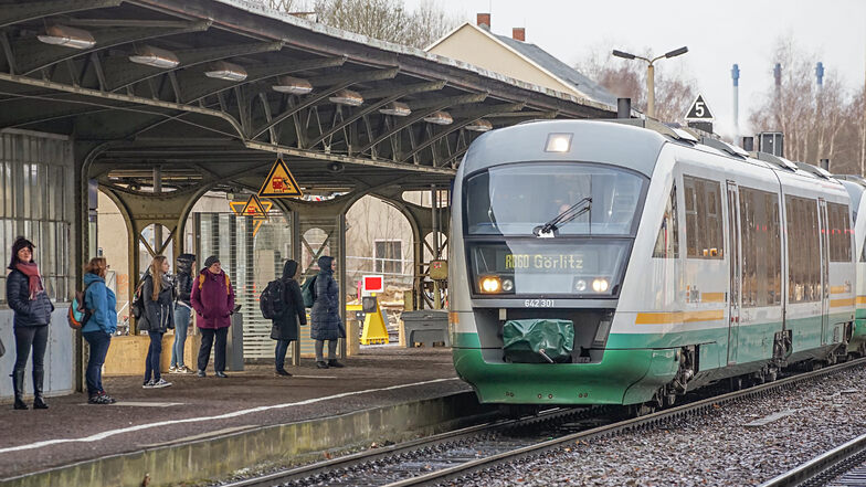 Auch am Bischofswerdaer Bahnhof hat sich die Wartezeit für Züge der Länderbahn verlängert.