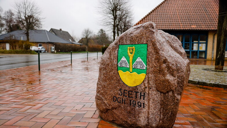 Das Waappen der Gemeinde Seeth ist auf einem Stein angebracht.
