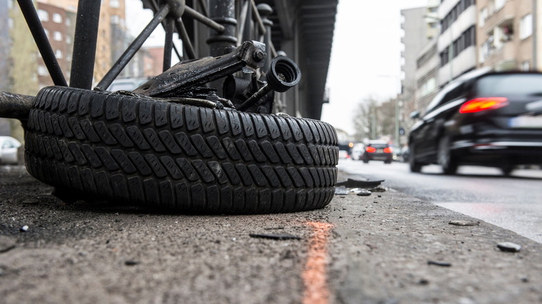 Ein herausgerissenes Pkw-Rad und Autoteile liegen am 28.12.2017 in Berlin im Stadtteil Kreuzberg an der Gitschiner Straße. Nach Angaben der Polizei kam es dort am 27.12.2017 bei einem illegalen Autorennen zu einem schweren Verkehrsunfall.
