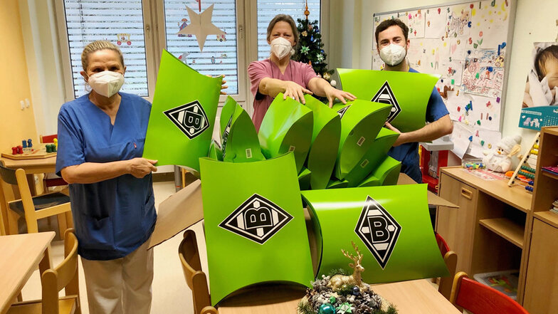 Einen großen Karton mit Borussia-Weihnachtsüberraschungspaketen durften Chefärztin Dr. Petra Jesche (v. l.), Schwester Annegret Lidola und Dr. Marek Svagr an die jungen Patienten im Lausitzer Seenland Klinikum verteilen.