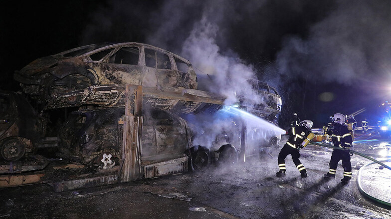 Ein Autotransporter ist am Montagmorgen auf der A4 nahe Siebenlehn ausgebrannt.