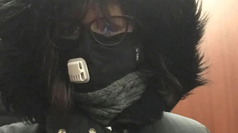 Janine Jakob (28) lebt und arbeitet seit einiger Zeit in Shanghai. Zurzeit ist sie nur mit einer solchen N-95-Maske unterwegs. Diese ist die Einzige, die wirkungsvoll vor dem Virus schützen soll und schon fast ausverkauft in den Läden.