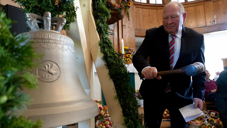Wie hier bei der Glockenweihe der Kirche in Papstdorf zeigt sich Klaus Brähmig seit Monaten so engagiert in der Region wie zu besten Bundestagszeiten.